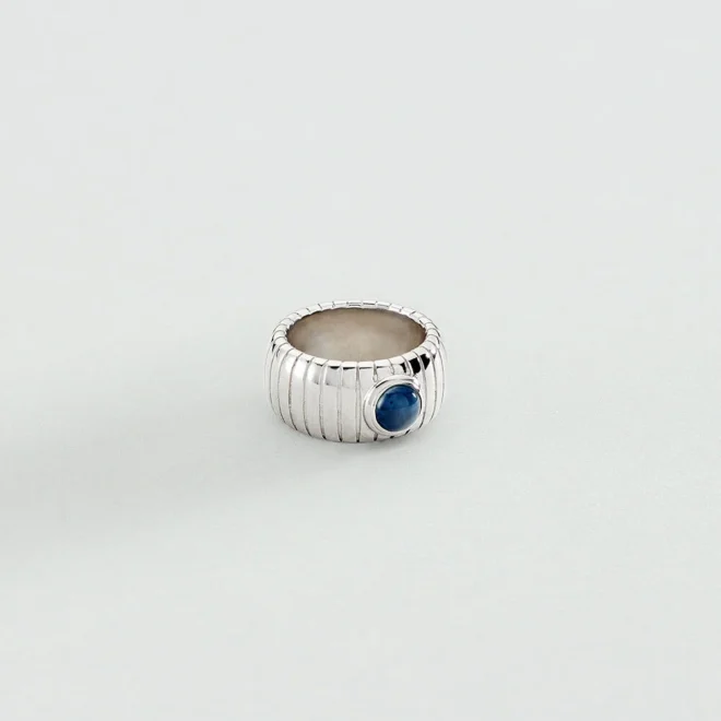 Anillo ancho BE Agatha Paris Azul / Plata colección María Pombo - 02270055-088-56